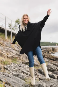 Bergen Poncho Black