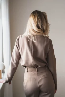 Beverly Top Taupe Grey