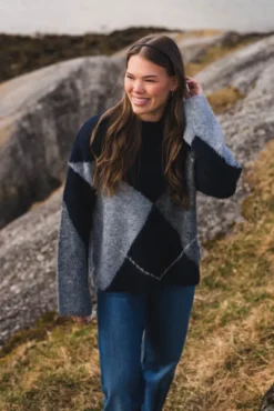 Inga Check Fluff Knit Blouse Navy