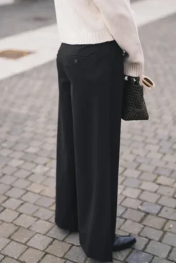 Laura 285 Black Regular