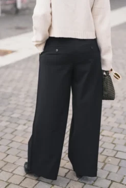 Laura 285 Black Regular