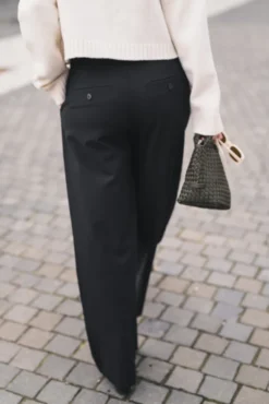 Laura 285 Black Regular
