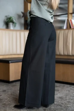Laura 285 Black Regular