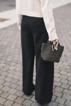 Laura 285 Black Regular