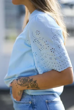 Lex SS Top W. Emb Sleeves Clear Sky
