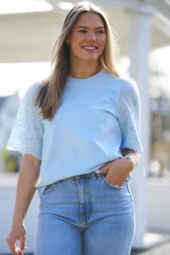 Lex SS Top W. Emb Sleeves Clear Sky