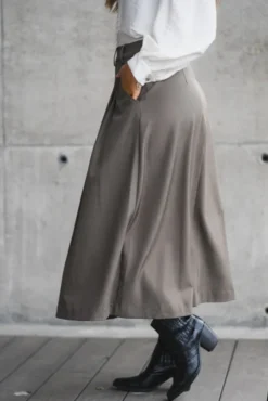 Luna Pocket Pleat Skirt Walnut