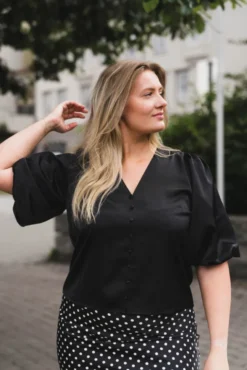 Pella 2/4 V-Neck Top Black