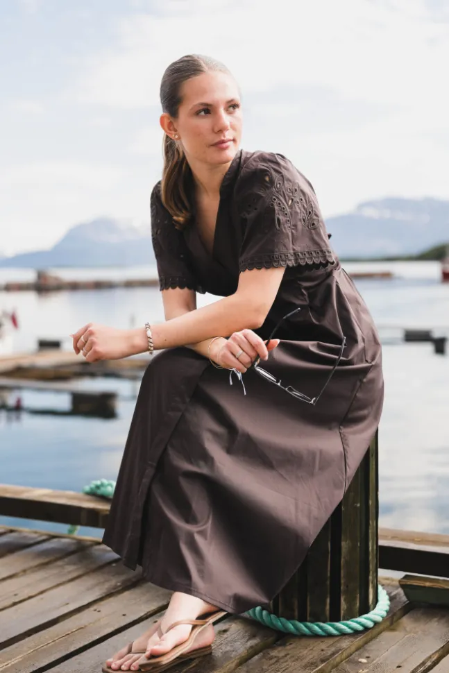 Poppy Emb Pleat Dress Dark Brown