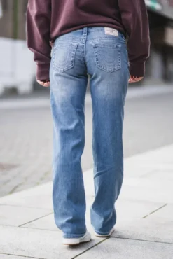 Sarah Low Rise Straight Medium Wash