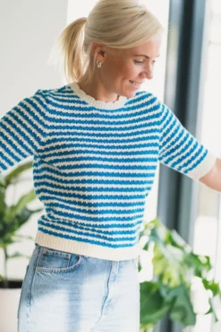 Stilla Knit Top White W. Blue