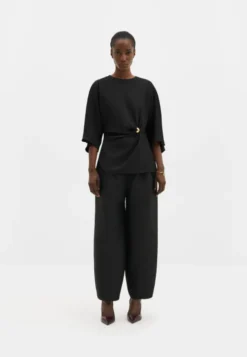 Zilla Brooch Detailed Blouse Black